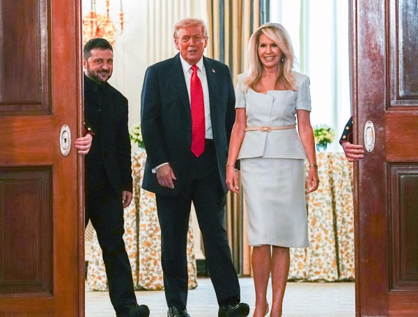 顺策略 同时现身“特普会”和“特泽会”的金发女郎是谁？特朗普团队核心成员，曾陷抄袭风波