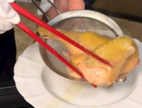 卓越汇 餐厅半只鸡卖1999元 店方：主要食材除了鸡还有鱼翅